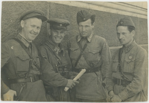 Фронтовые корреспонденты газеты "Сталинское знамя" капитан Талалаевский Матвей Аронович (первый слева) и капитан Кац Зельман Менделевич (третий слева) с артиллеристами дивизиона "Катюш".