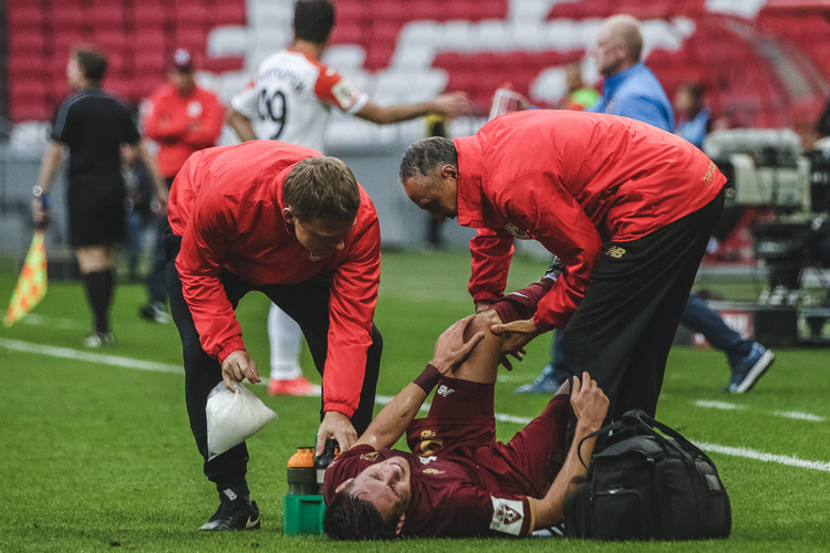    Травма крестообразных связок самая популярная в футболе.   
Фото: «БИЗНЕС Online»