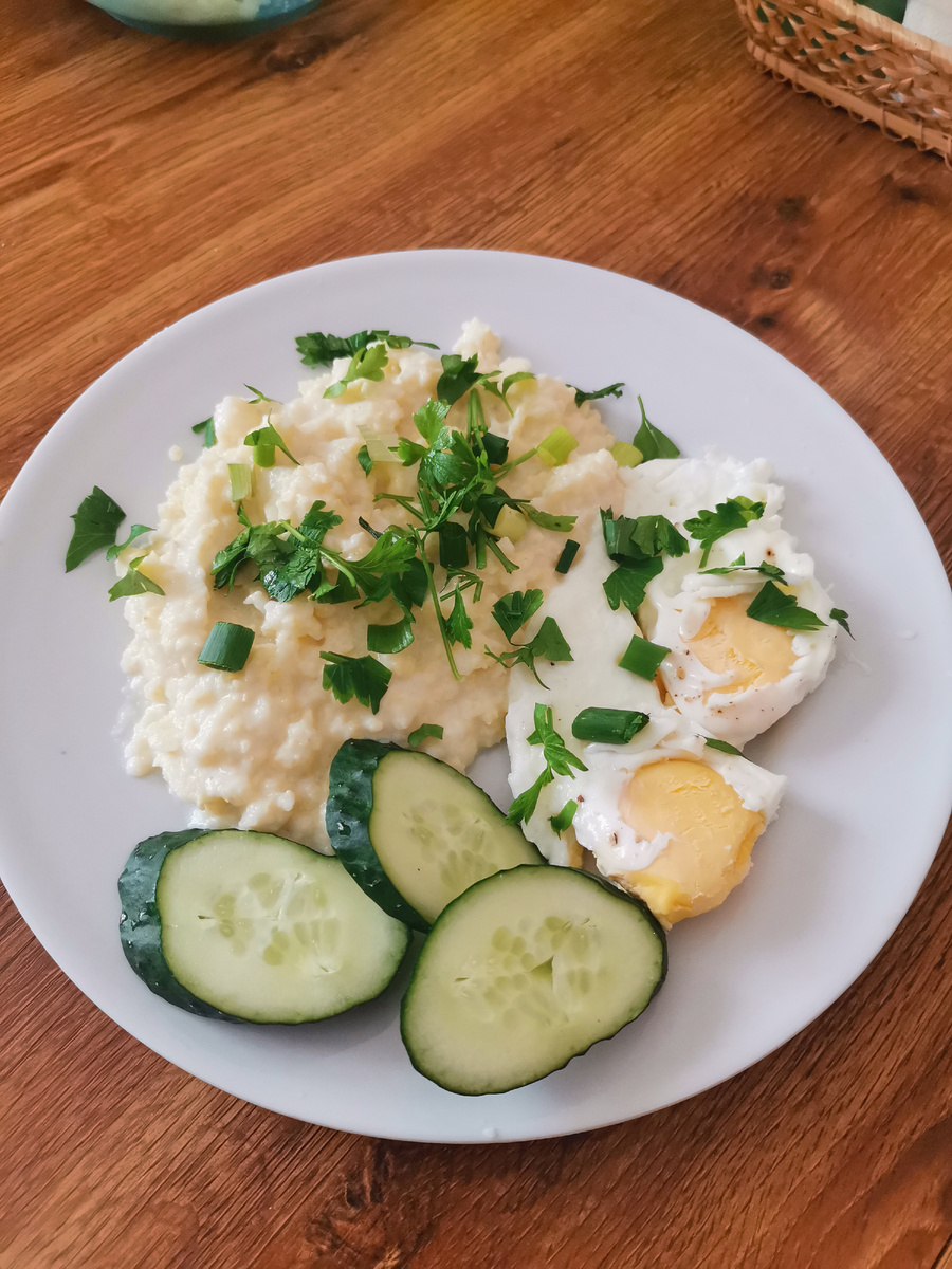 Пшенная каша с яйцом и зеленью