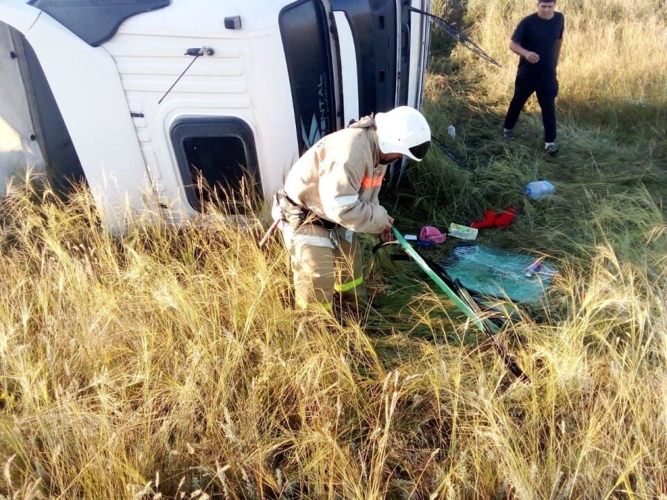    Спасение водителя и пассажира из фуры. Источник: Управление Алтайского края по делам ГОЧС и ПБ