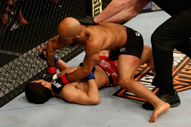 Деметриус финиширует Бенавидеса на UFC on FOX 9.