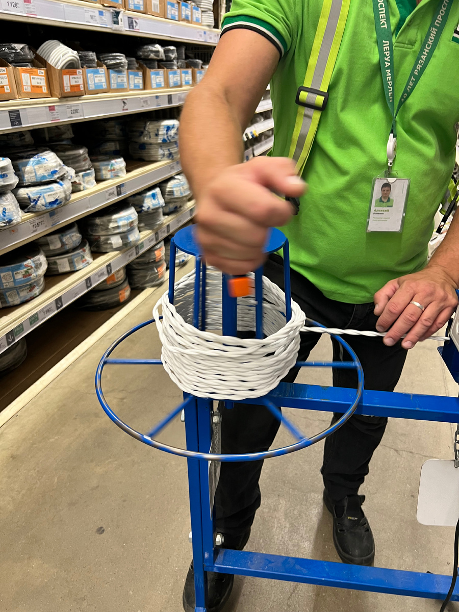 Так в магазине отматывают провод метражом 