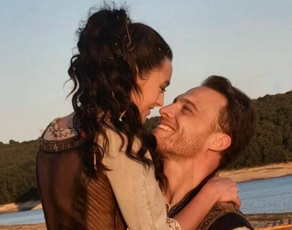 Керем Бюрсин и Мелис Сезен, фото из открытых источников