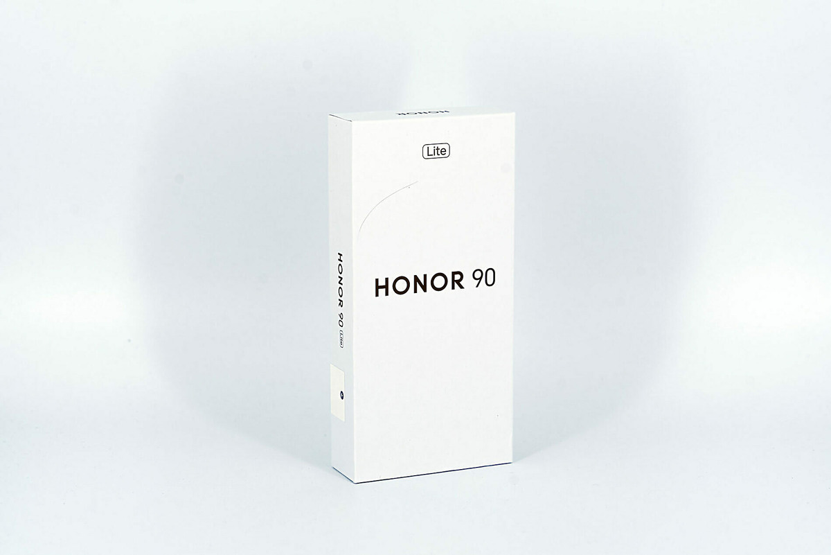 Honor 90  Lite "худенькая" коробка с девайсом. Дизайн минималистично белый , без лишних картинок и надписей.