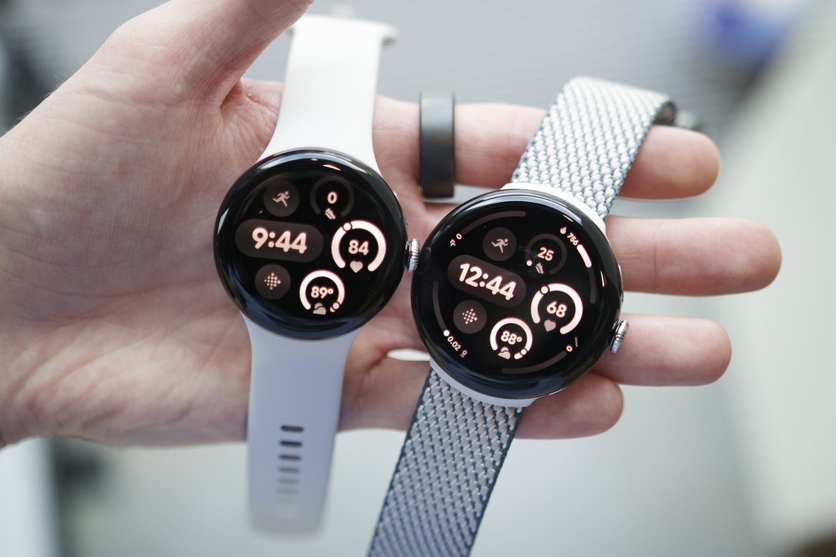 Pixel Watch 3 модели рядом друг с другом. />