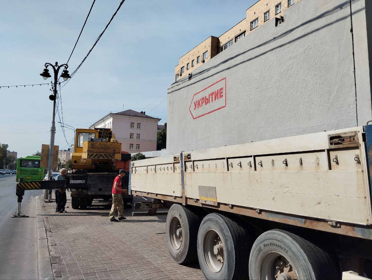    В Курске началась установка железобетонных укрытий