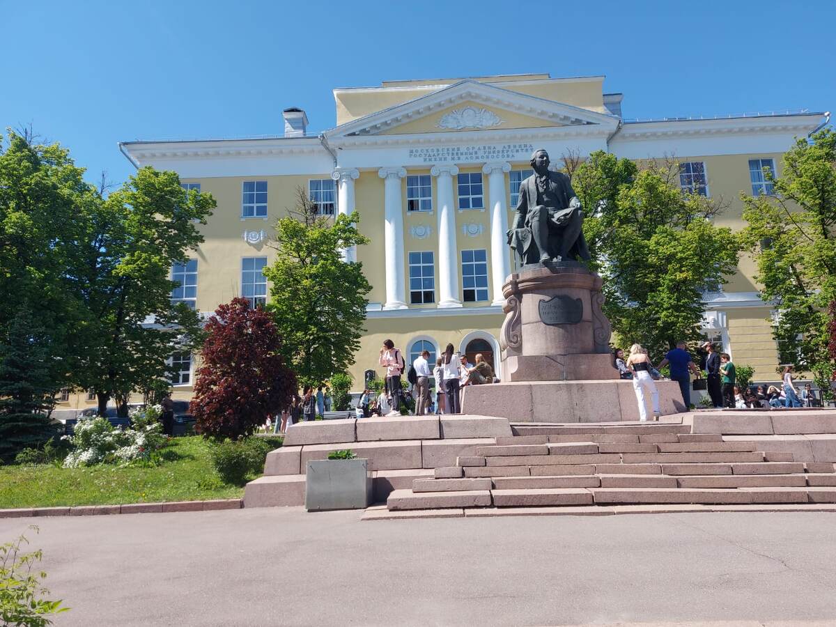 факультет журналистики МГУ им. М.В. Ломоносова на Моховой ул.