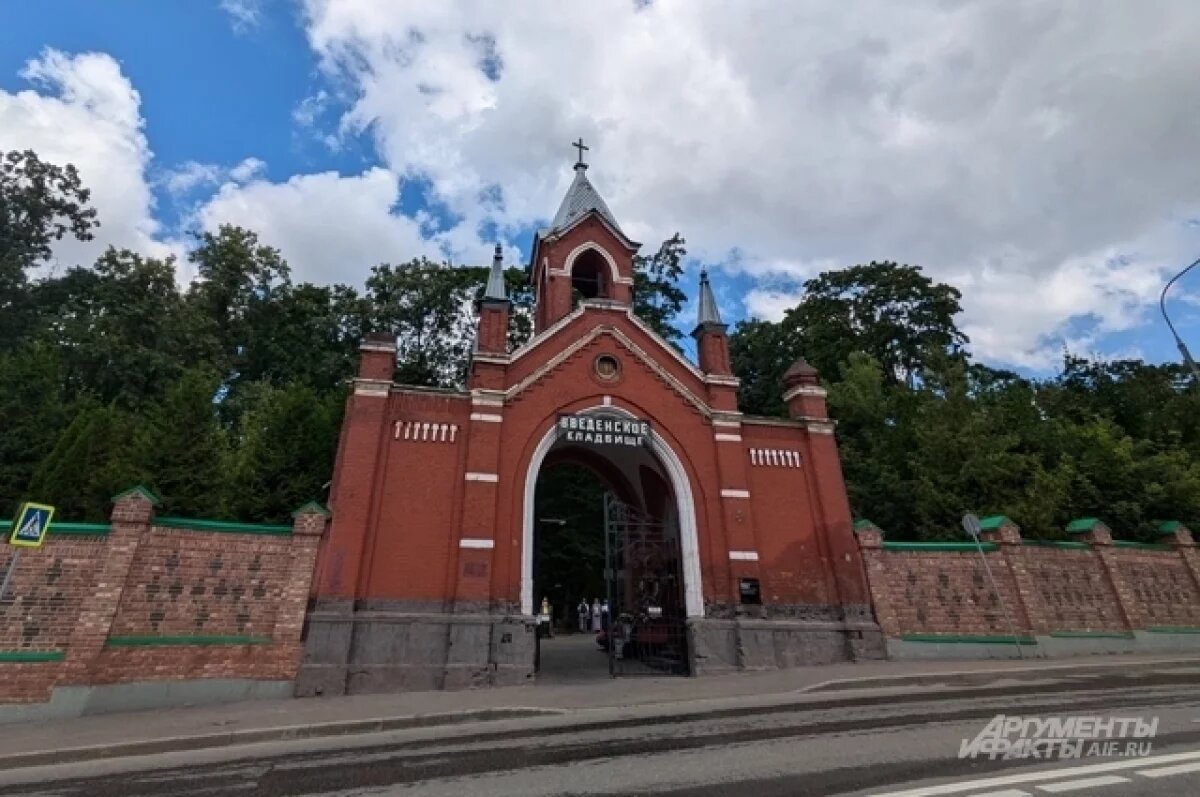    Пишут «помоги» в записках.