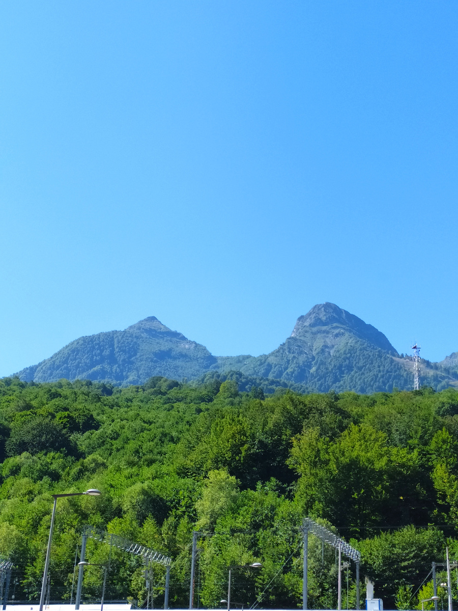 Вид на горы с ЖД вокзала Роза хутор 