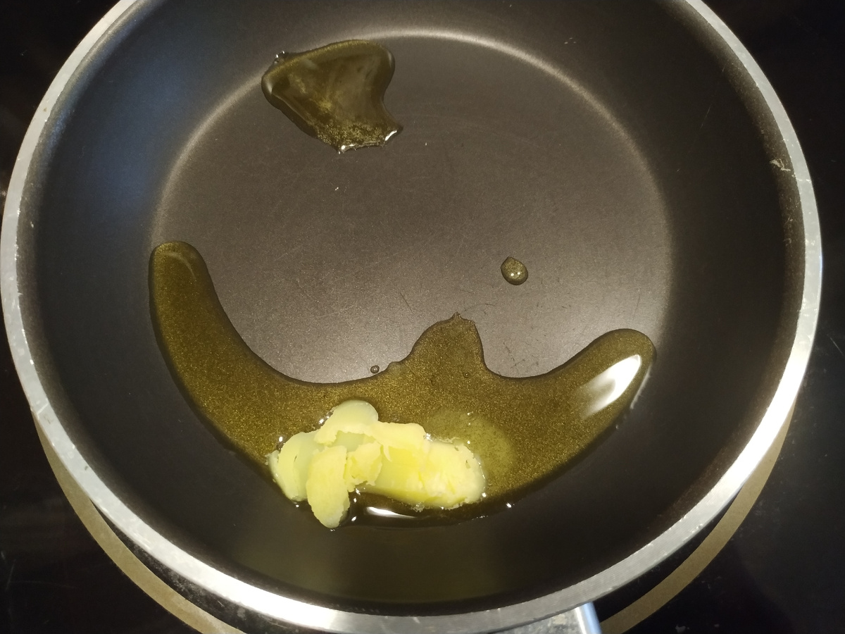 На холодную сковороду кладём сливочное масло, желательно топленое. И включаем плиту. 