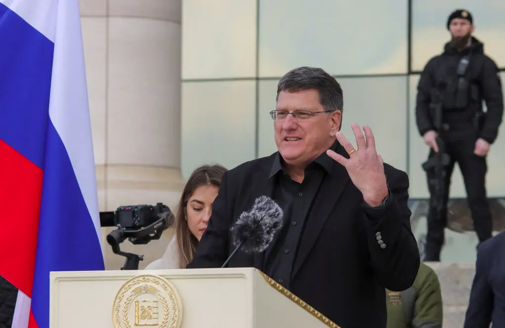 Г-н Риттер обращается к военнослужащим чеченского спецназа и воинских частей в составе войск обороны и безопасности России во время церемонии в России в январе © Chingis Kondarov/Reuters