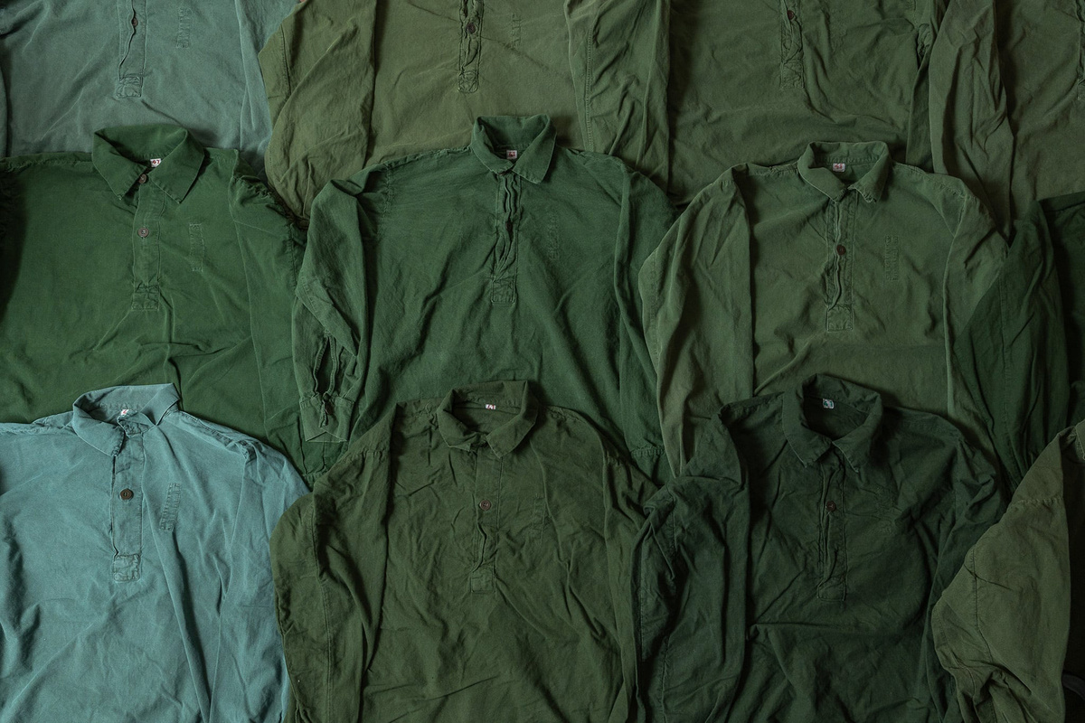 В зависимости от серии и года выпуска есть множество зелёных оттенков рубахи
