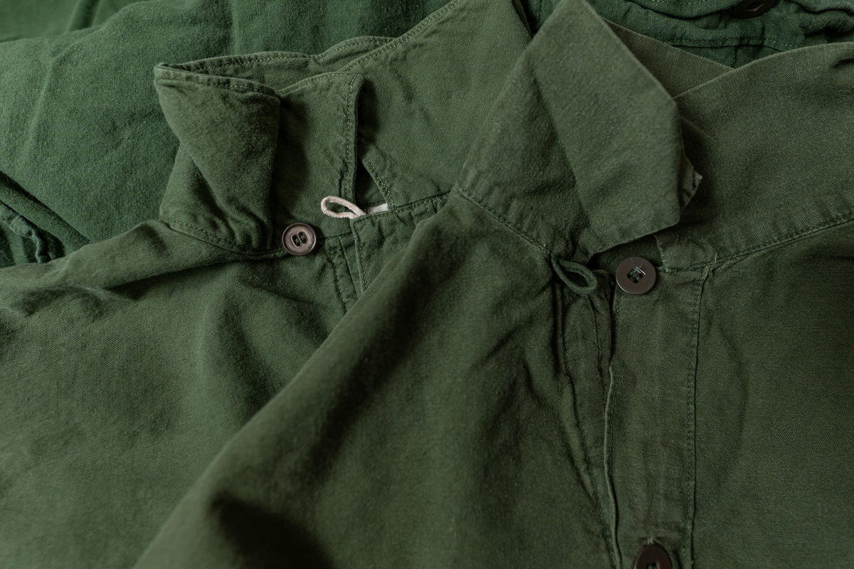 Верх рубахи в области шеи можно застегнуть на пуговицу и специальную выступающую петлю