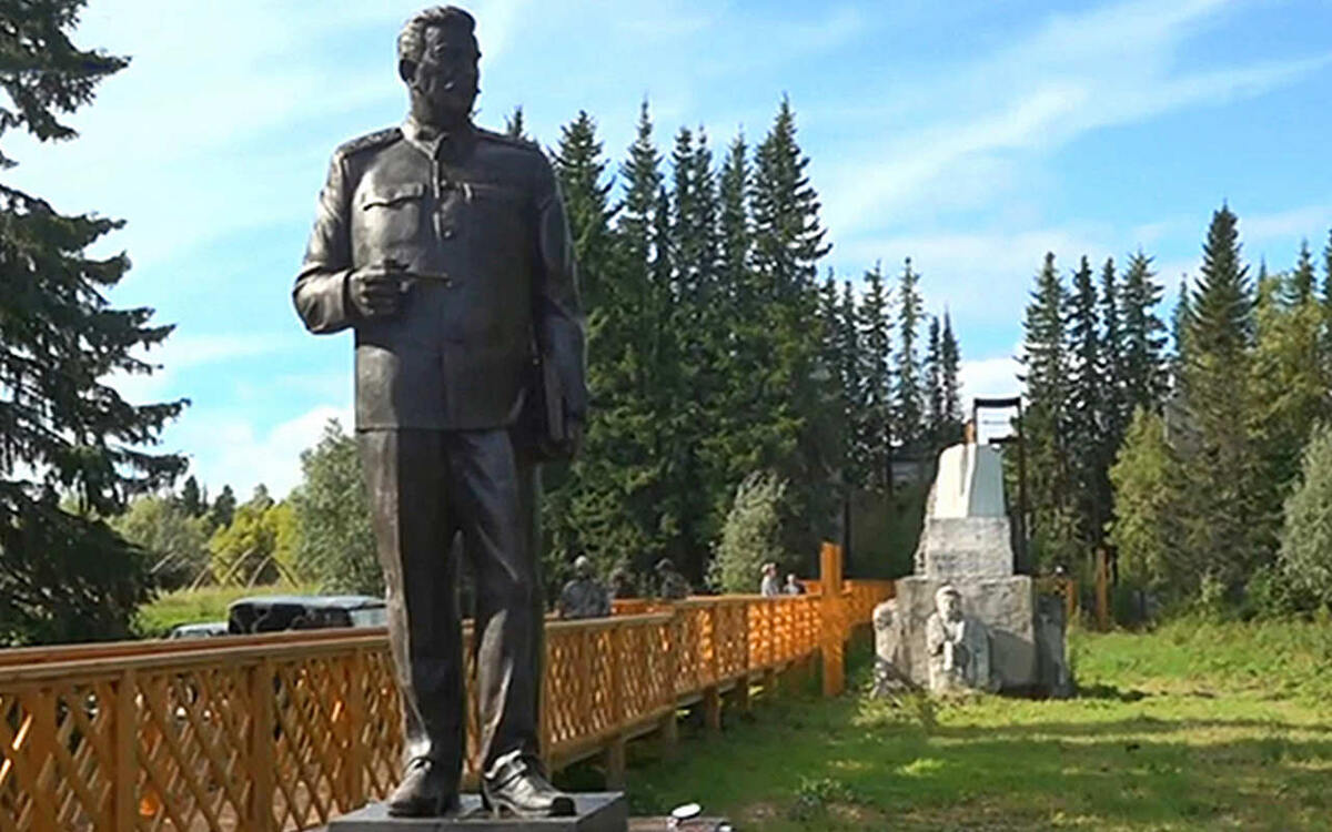    Владелец «Ангстрема» Геннадий Чернушкин оплатил установку памятника Сталину в Красноярском крае Скрин из видео «России 24»