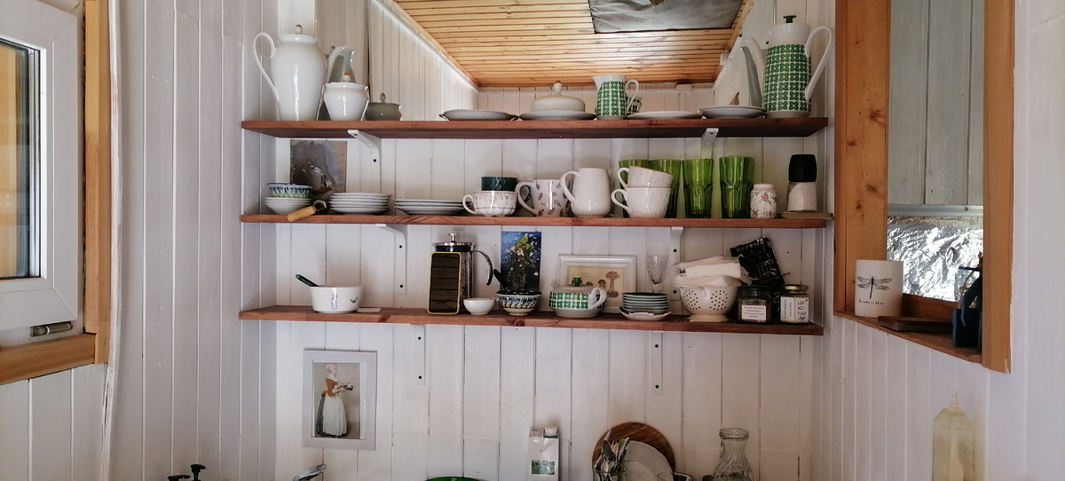 Идея зеркала меня захватила!!!!! Захотелось попробовать эту модную деталь в интерьере дачной кухни. Помещение малюсенькое 140/230см и зеркало, отражающее светильник на потолке, должно было удвоить освещение. Так и получилось! Повесив это стеклянное полотно к потолку, я ахнула от раздвинувшегося пространства!!! 