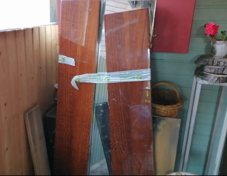 Старые трельяжи и трюмо обладают огромной ценностью - их основания - тумбы на ножках, невероятно актуальны в пропорциях и дизайне. А зеркала в СССР делались из стекла высшей марки с серебряным покрытием. Лишь небольшая часть современных зеркал может соревноваться с ними в качестве!!!!!! 