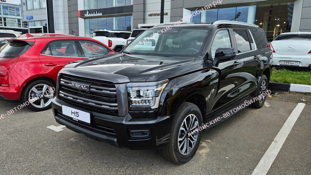Внедорожник Haval H5 у дилерского центра в Москве