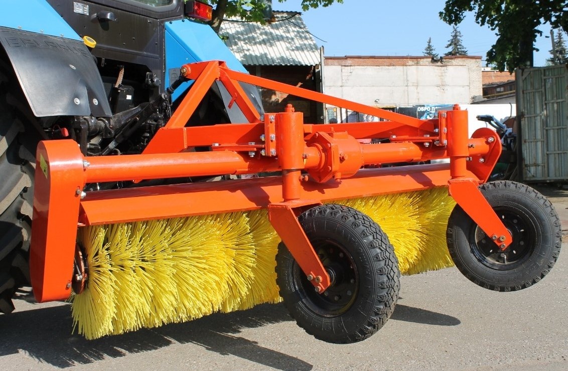 02 люкс. Плужно щеточное оборудование мтз 82. Трактор щетка дорожная. Мтз 80 с щеткой. Щетка дорожная коммунальная щд 01.