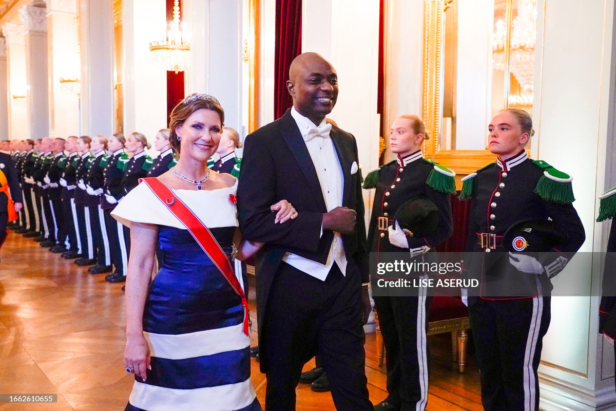 Марта Луиза и шаман Дурек на мероприятии во дворце