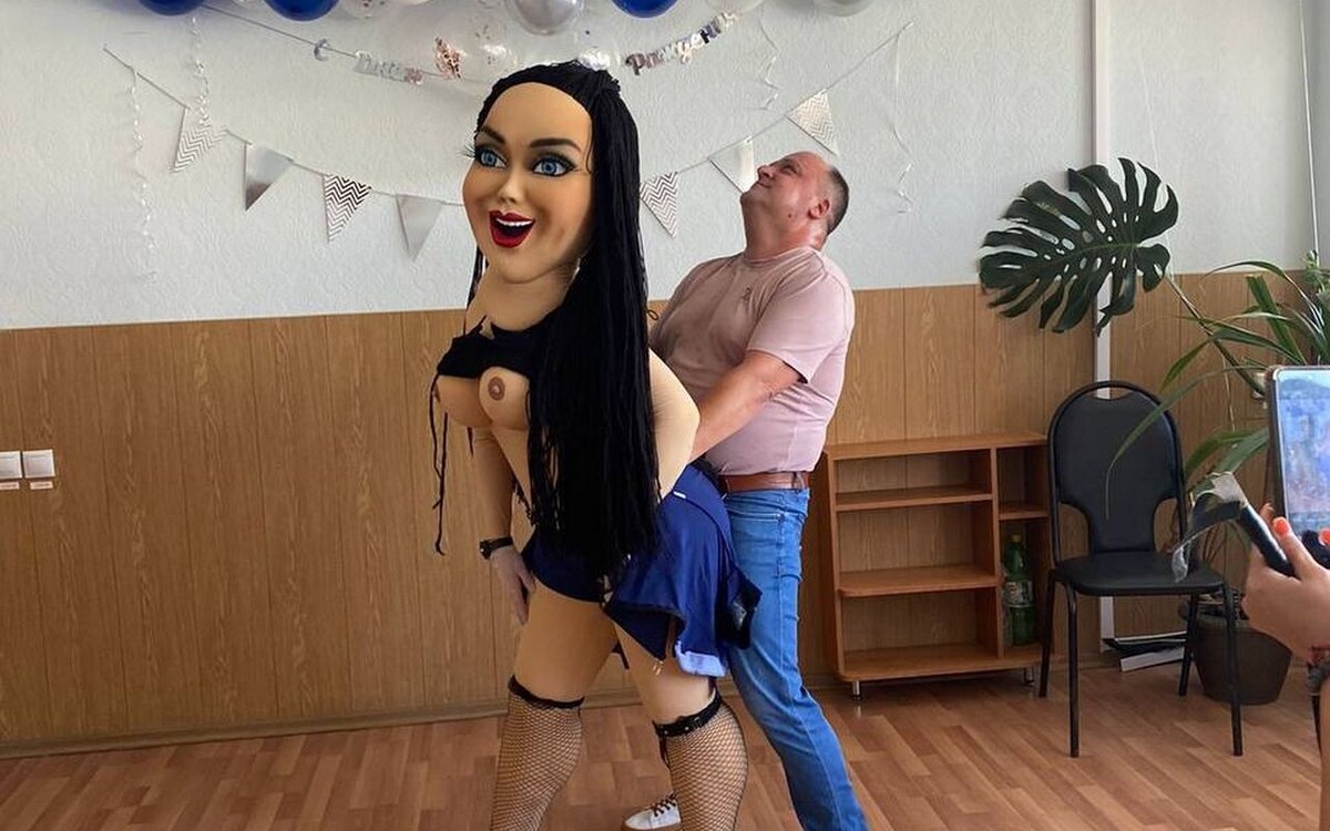    «Давайте пока без комментариев», – главный по авто для тамбовского губернатора о «коитусе» с ростовой куклой Фото из телеграм-канала «Тамбовский кейс»