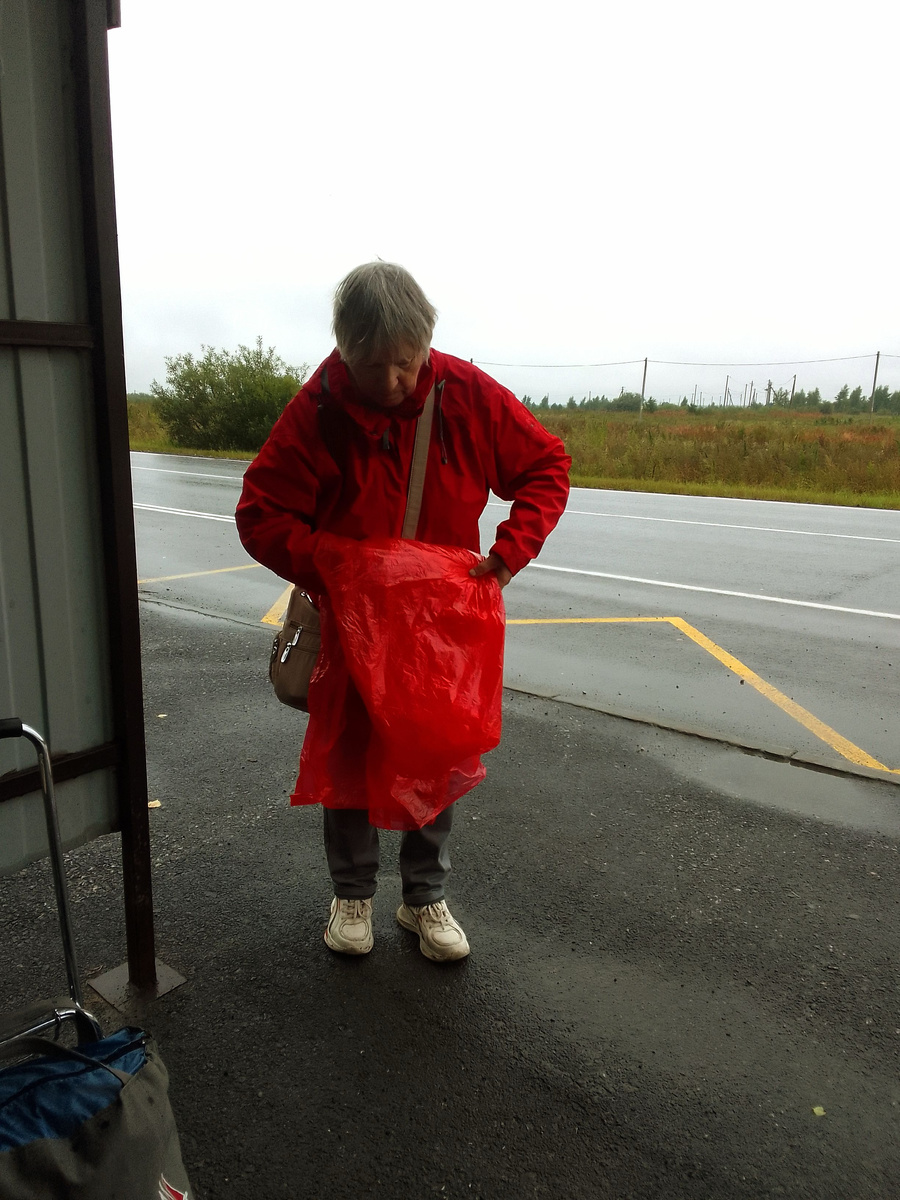 На остановке, Мамулик и ее походный зонтик-плащ)