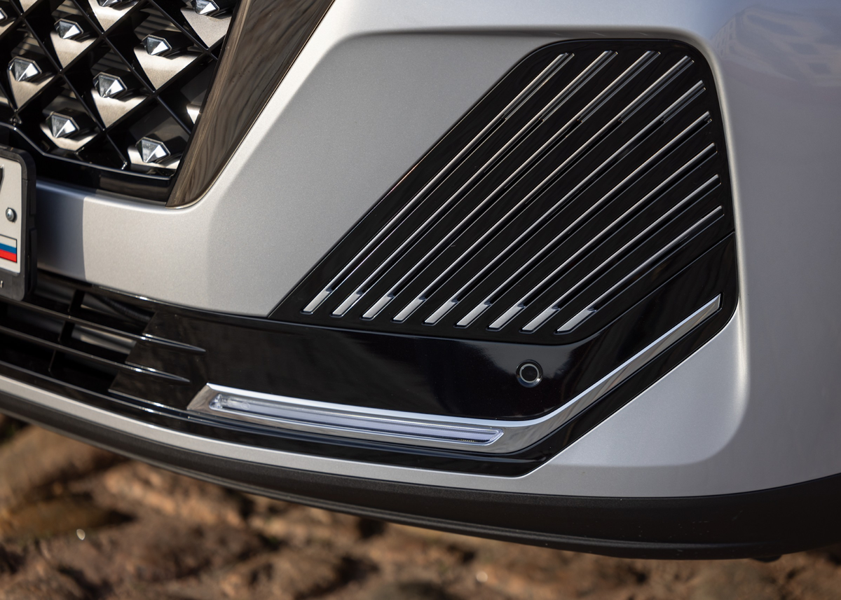  Это же дизайнерское решение применено в оформлении «восьмерки» Chery Tiggo с гибридной силовой установкой