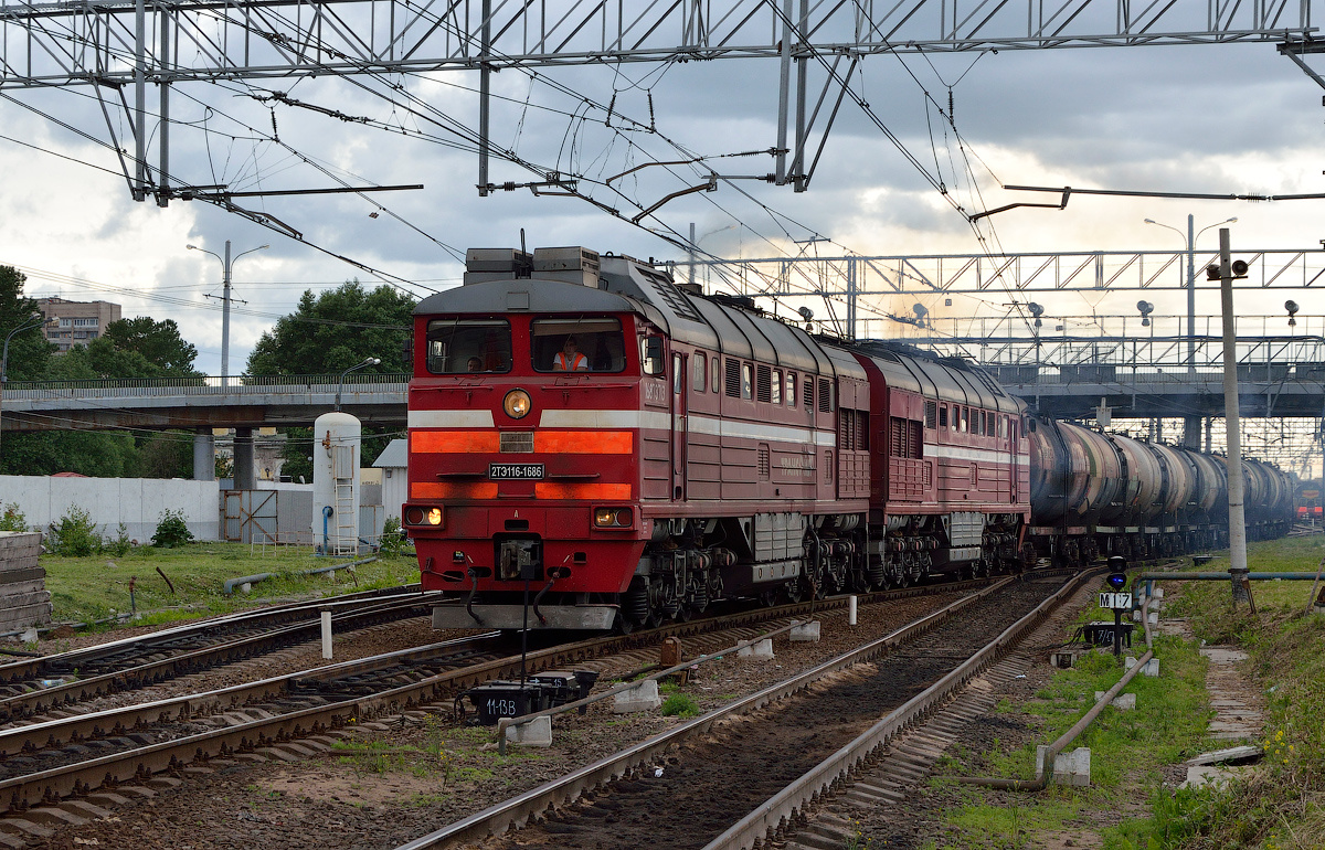 2ТЭ116-1686 компании "Трансойл", станция Автово, 16 июня 2014. Автор: Дядя Кит