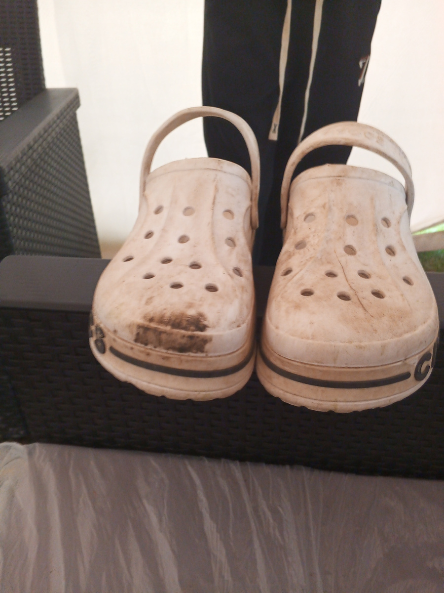 Когда мне сказали что эта грязь отмоется легко я не поверил думал что грязь которой 3 месяца ниотмоется никогда , да небольшая часть осталась но это намного лучше чем было и так что бы все быстро отмылось нужно замочить в этом средстве обувь на минуты три после пощелкать и смыть обычной водой если не помогло то повторите но замочите не на три минуты ,а больше  , лично мне хватило одного раза когда увидел результат чесно скажу обалдел и так это средство Profam2000 цена у него не большая всего 300 рублей и это за полтора литра 