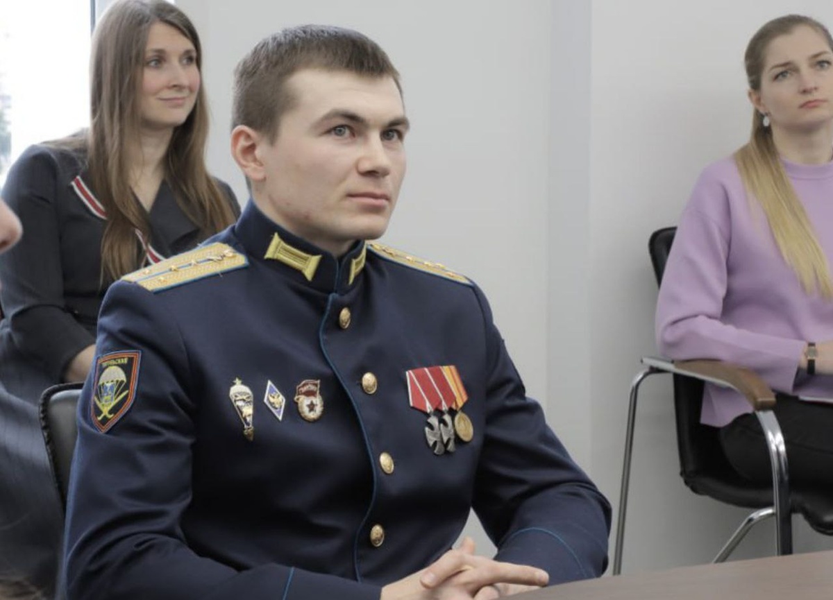 Несмотря на тяжелое ранение, Камиль Ижболдин пробегает полумарафоны, прыгает с парашютом и участвует в различных мероприятиях.  Фото: Фото: пресс-служба ПсковГУ