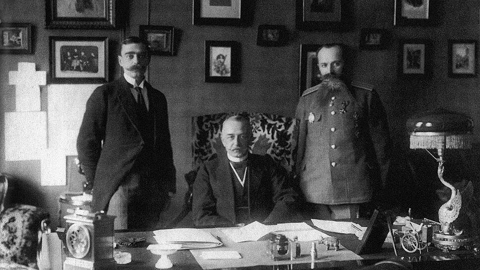 Фото: Росинформ / Коммерсантъ📷«Правительственный Петербург под руководством полусумасшедшего министра внутренних дел Протопопова (на фото — в центре) стал готовить переворот»