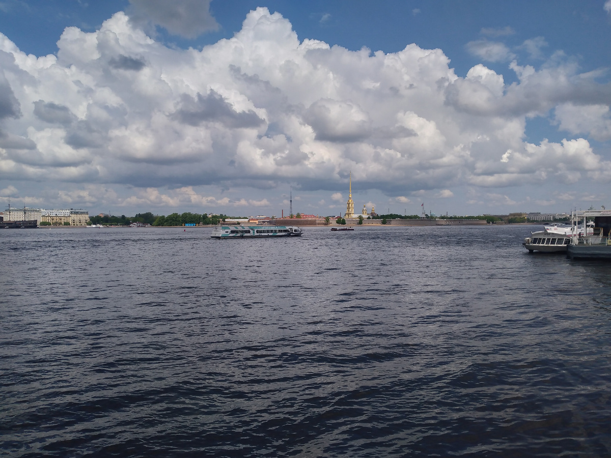 Пристань на Дворцовой площади в Санкт-Петербурге, где пришвартован Метеор 