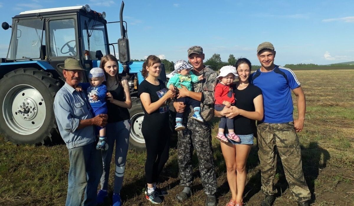     Семейные фермеры. Источник: krskstate.ru Автор фото: Газета «Грани» Новоселовский район