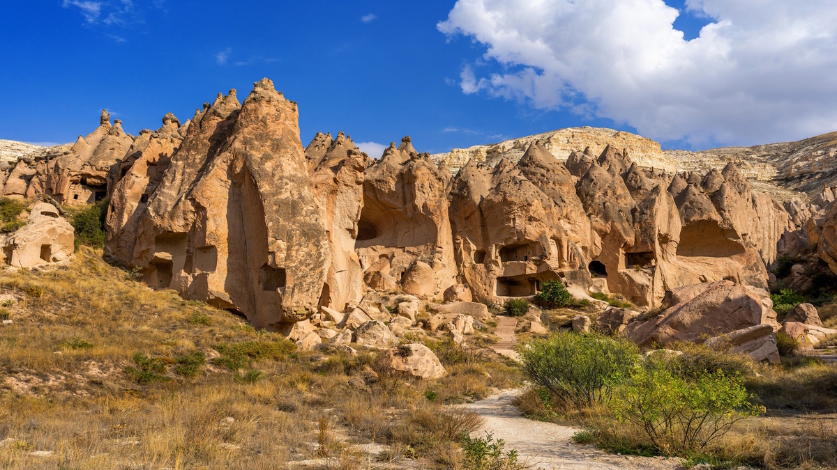 Каппадокия. Источник фото: <a href="https://ru.freepik.com/free-photo/cave-town-zelve-valley-cappadocia-turkey_11768862.htm#fromView=search&page=1&position=27&uuid=0a35680b-7d38-4c4c-b021-271431323e82">Изображение от tawatchai07 на Freepik</a>