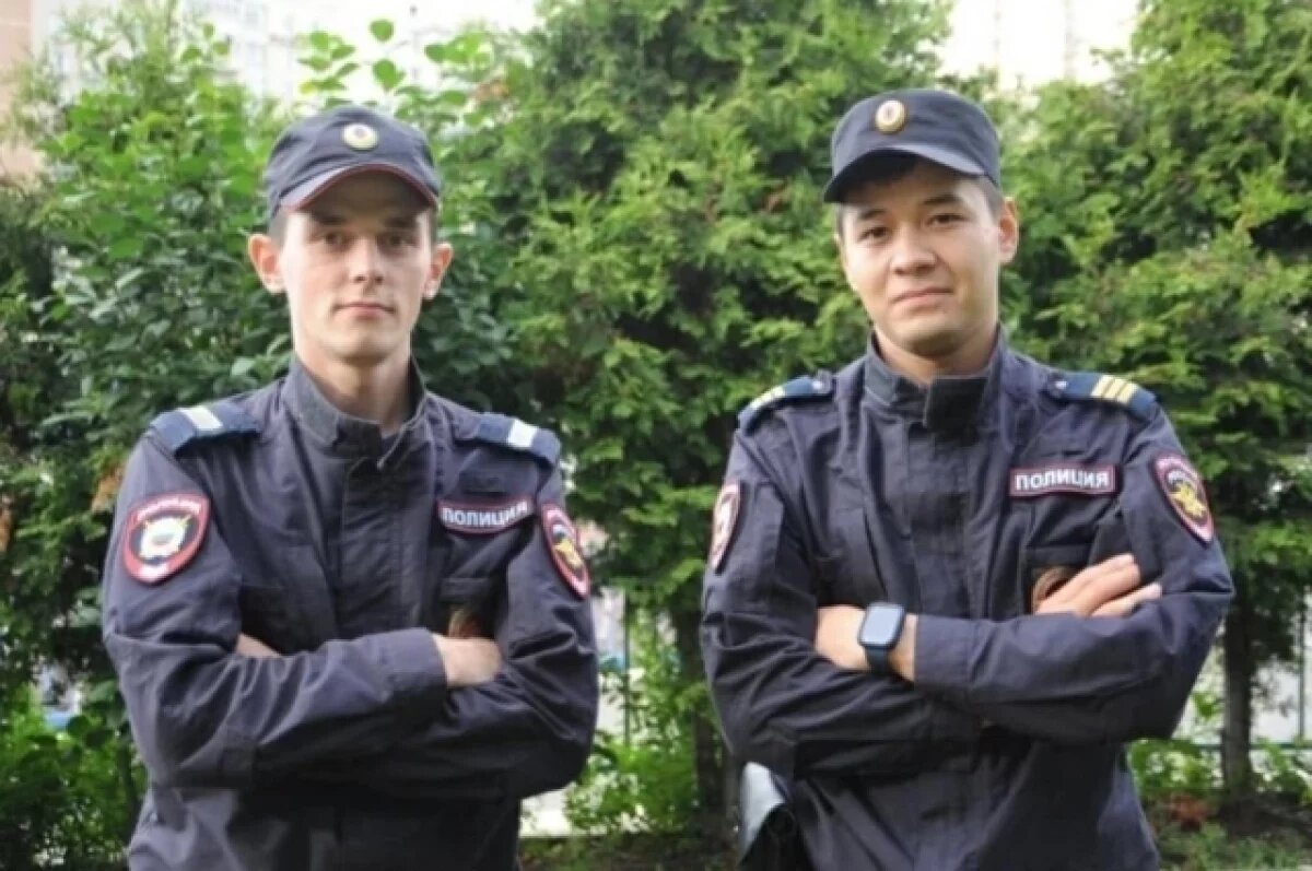    В Перми полицейские-кавалеристы спасли тонувшую в Каме 16-летнюю девушку