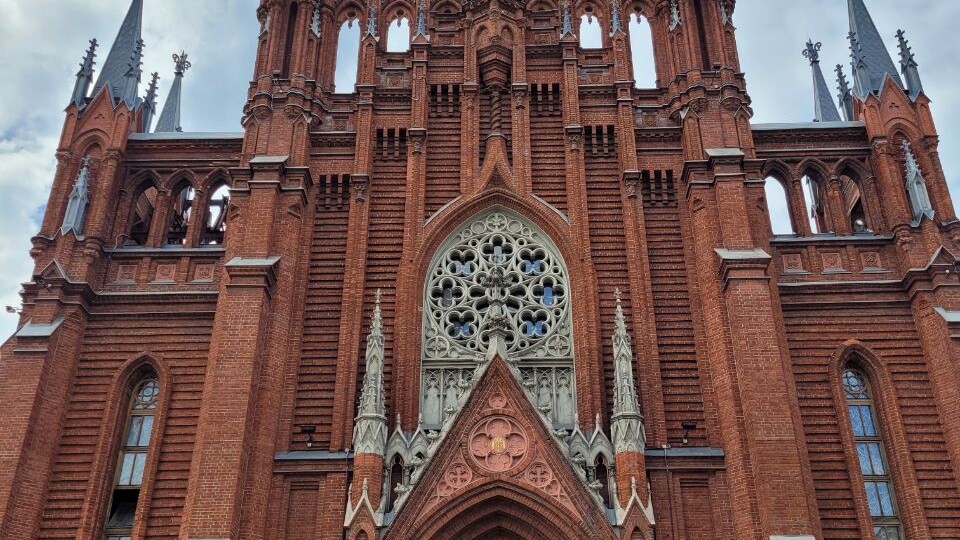 Московский Нотр-Дам. Самый большой в России католический собор, который всех удивляет