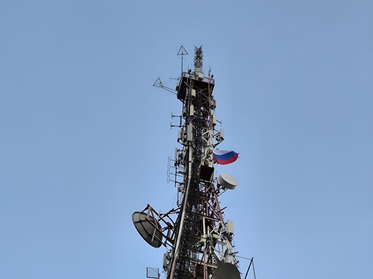    Российский триколор впервые подняли на телебашнях в Запорожской и Херсонской областях в День флага РФ© Фото : Российская телевизионная и радиовещательная сеть/ВКонтакте