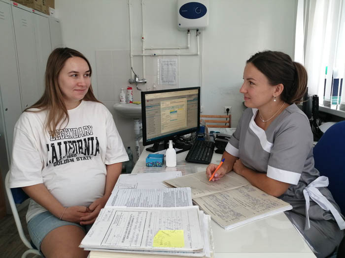 Прием ведет заведующая женской консультацией ЦРБ Миллеровского района врач акушер-гинеколог Карина Астафьева/ Фото Марины Кремлевой.📷
