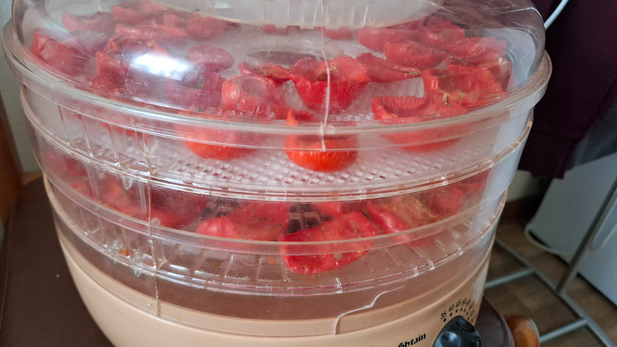 Помидорки в сушилке, будут вяленые помидоры. Зимой на бутерброд с творожным сыром...