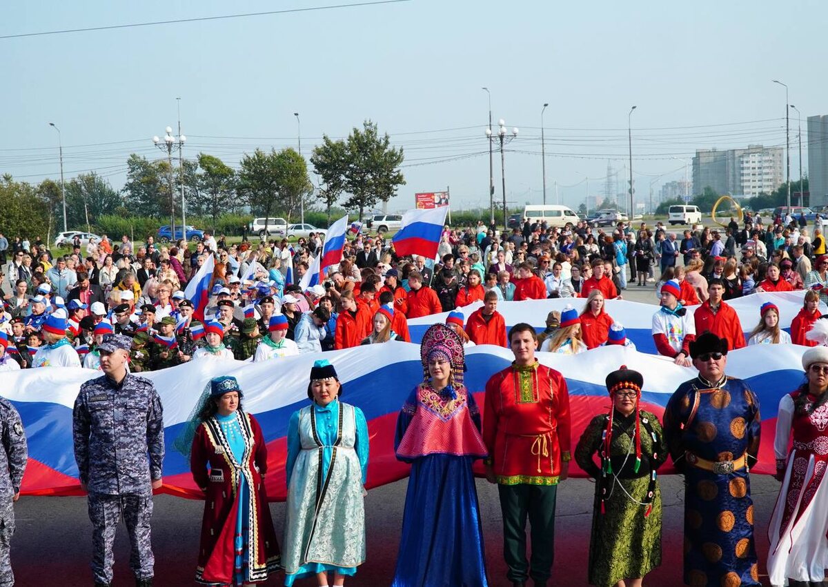 Губернатор Магаданской области отметил, что российский триколор символизирует героическую многовековую историю страны.  Фото: Фото: официальный телеграм-канал правительства Магаданской области / gov49