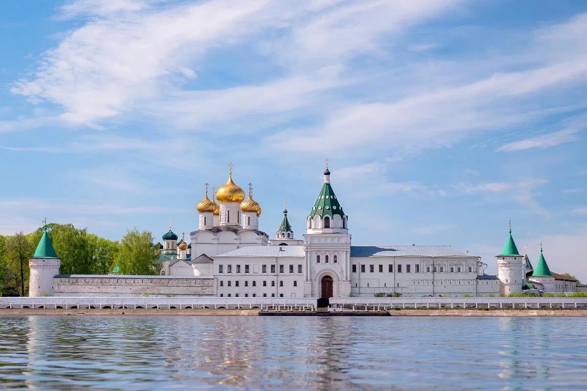 От беседки можно прогуляться до причала, где швартуются теплоходы и катера, — хороший вариант, чтобы встретить закат с воды.