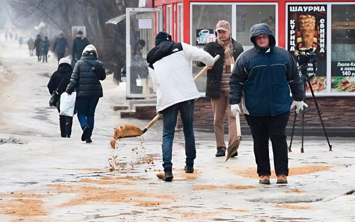    Отказаться от песко-соляной смеси на дорогах планируют в Воронеже телеграм-канал управы Железнодорожного района