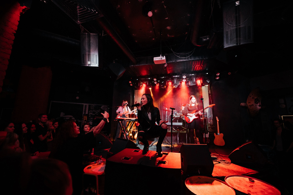 Октябрь 2023 его, из этой фотосессии мы взяли обложку на релиз