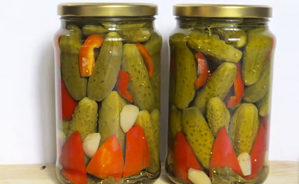 Маринованные огурцы с резанными помидорами. Ассорти огурцы, помидоры 1л. Помидоры с огурцами ассорти в 3 л банках. Красивые заготовки на зиму в банках. Огурцы маринованные резанные.