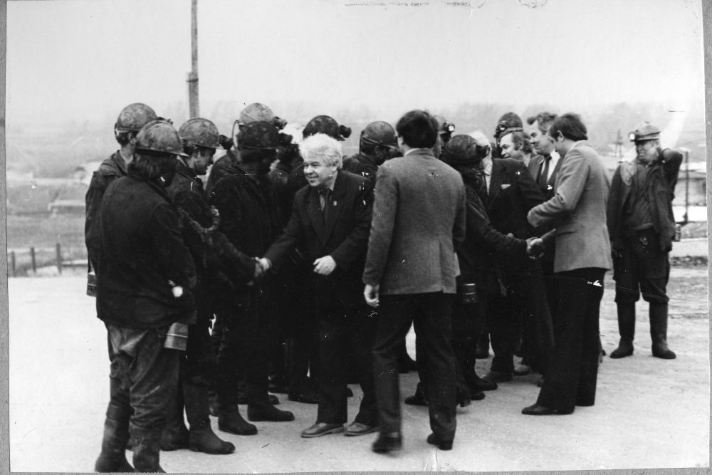 Директор шахты Владимир Кондратов поздравляет коллектив бригады Юрия Козлова с проведением скоростной проходки, 1985 год / Шахта "Большевик"