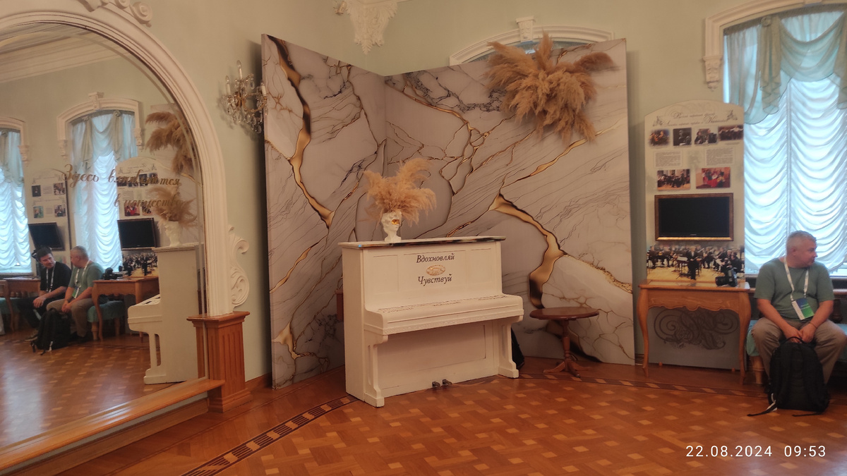 Почему я ничего в филармонии не сфотографировала больше? Чесслово, не знаю. Как-то влетела в зал с выпученными глазами (потому что дома трясёееееет!) и про фотки не вспомнила больше.