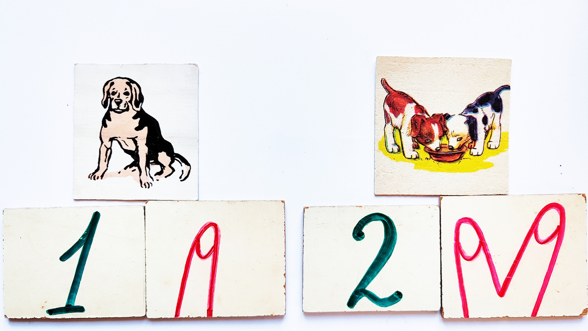 Удобнее класть карточки на край стола и пальчики ребёнка удерживать в жестах "один" и "два" не вертикально, а горизонтально, прижимая к поверхности. 