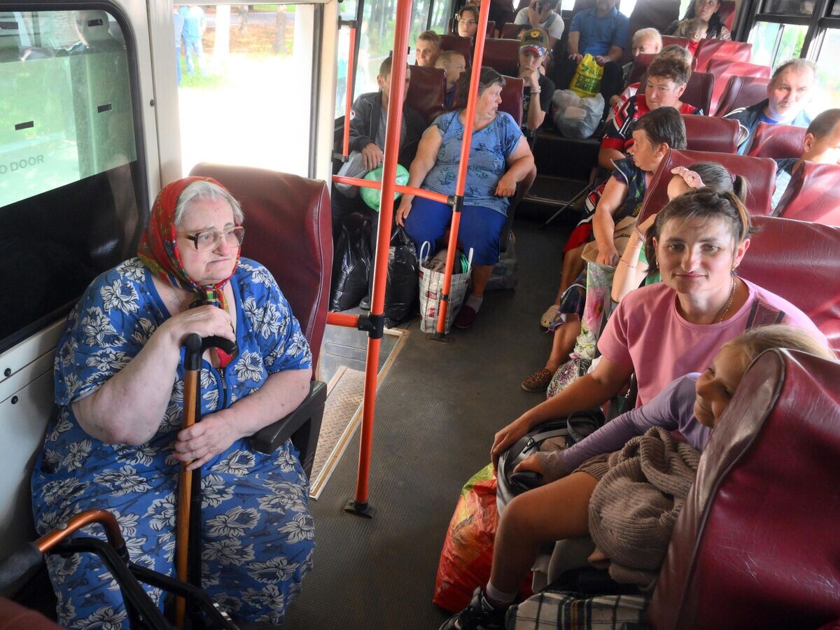    Жители приграничных районов Курской области, пострадавшие в результате атаки ВСУ, в пункте эвакуации в городе Рыльск Курской области© РИА Новости / Илья Питалев
