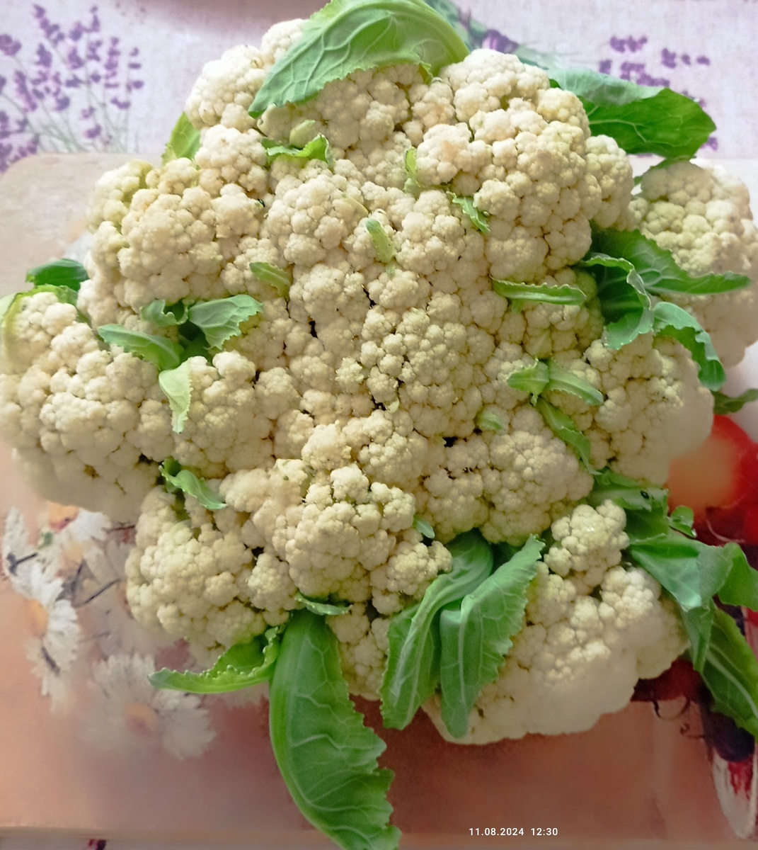 Лук-порей белую часть нарезать кусочками длиной 2,5-3 см и слегка обжарить в масле. В кипящую подсоленную воду положить подготовленный лук, цветную капусту, картофель, нарезанный кусочками, за 5 минут до окончания варки добавить зелёный консервированный горошек и листья . Перед подачей на  стол заправить сметаной. 