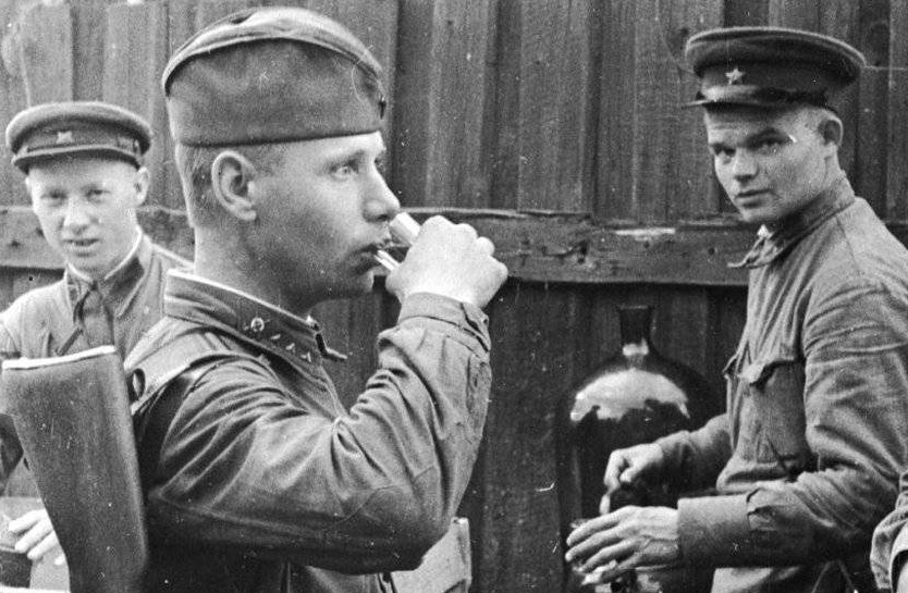 Указ постоянно обростал какими-то дополнениями для разных категорий военнослужащих, но одно оставалось неизменным. Те, кто был на передке, всегда свои сто грамм получали. Фото "Красная звезда"