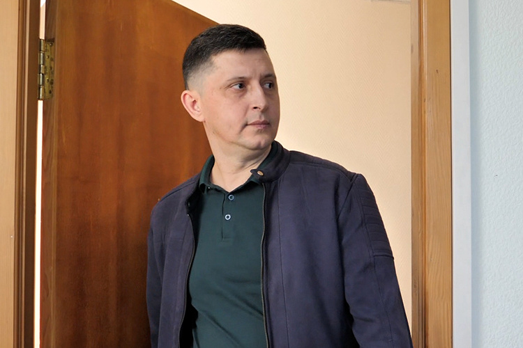    Бывший замначальника ОП «Юдино» Анатолий Григорьев появился в здании Кировского суда своим ходом.   
Фото: Евгений Жура